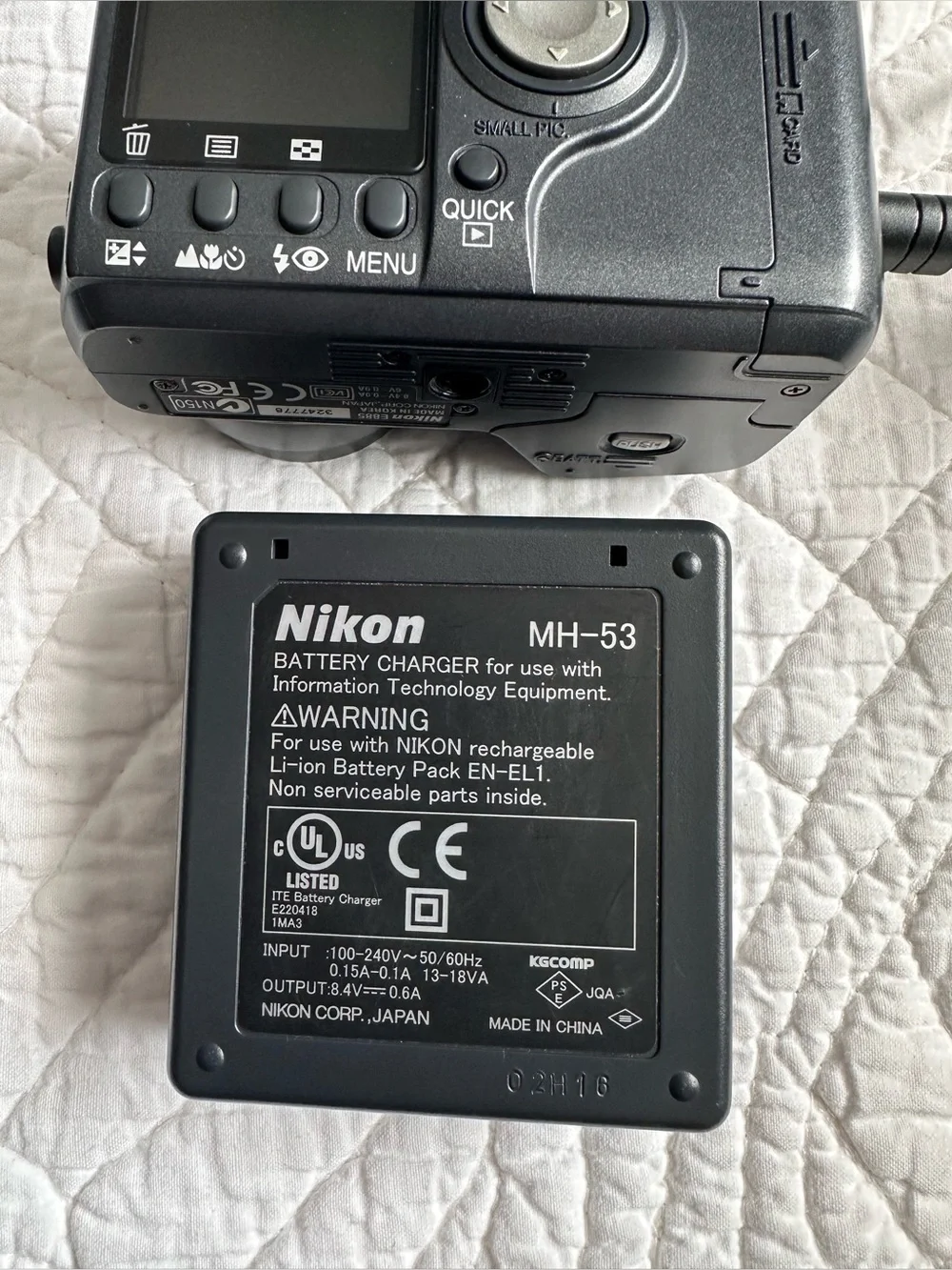 Nikon COOLPIX 885 Digital Camera in Black with Charger and USB Cable